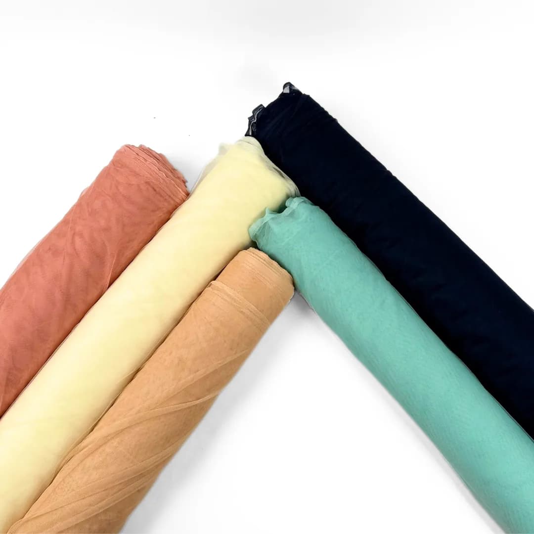 ม้วนผ้าหลายสีวางเรียงกัน